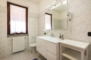 Apartment, 3 Bedrooms | Bathroom | Shower, towels