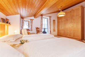 1 bedroom, bed sheets