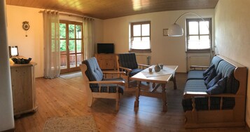 Comfort Condo, Balcony, Mountain View (#2) | Living area | Plasma TV