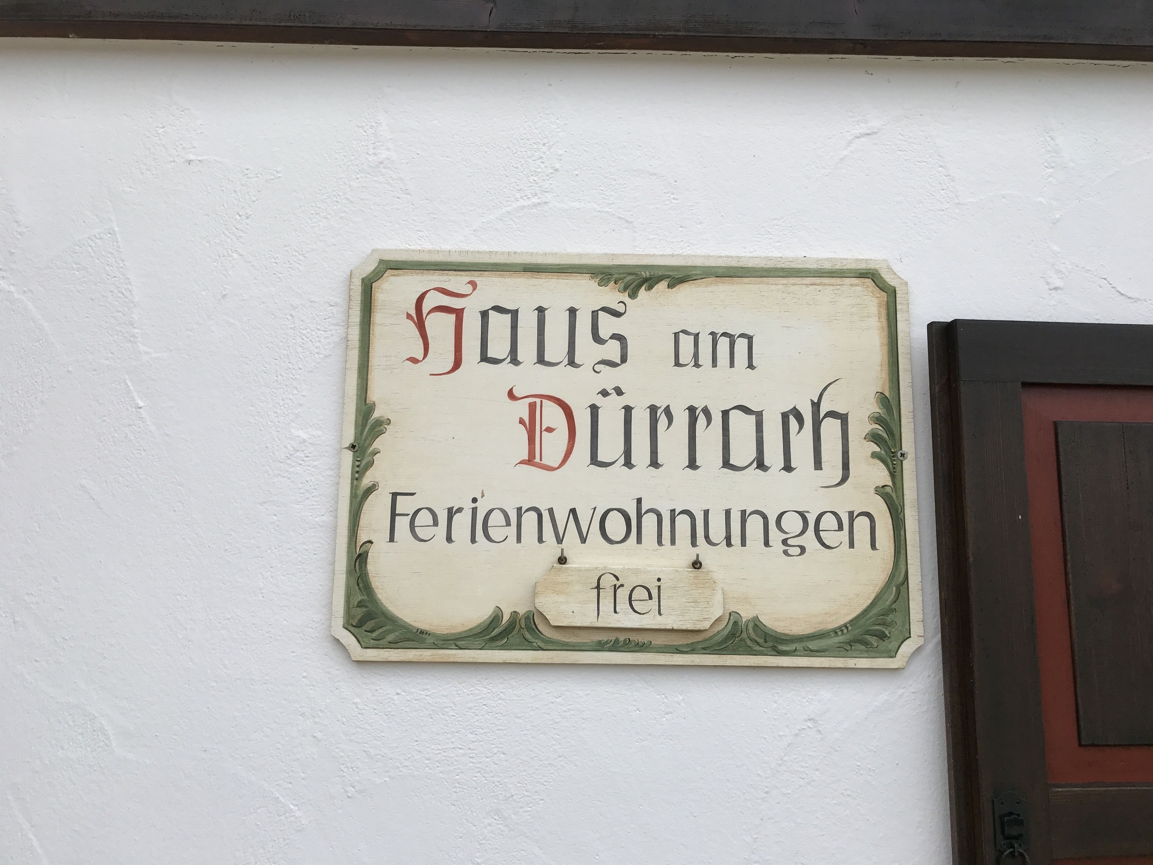 A sign with the text "Haus am Dürrenhof Ferienwohnungen frei" indicating available holiday homes.