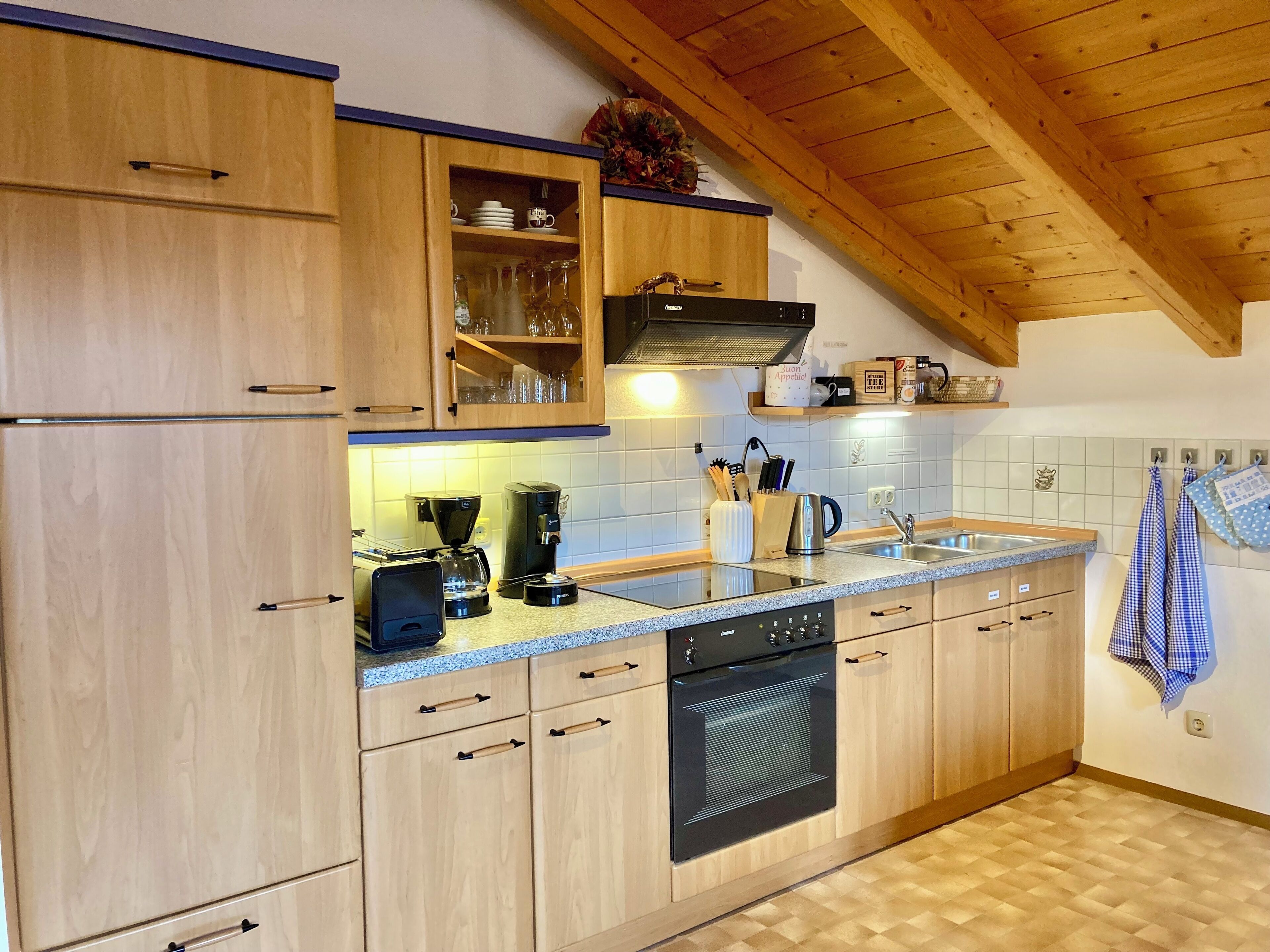 Kühlschrank, Ofen, Herdplatte, Wasserkocher mit Kaffee-/Teezubehör