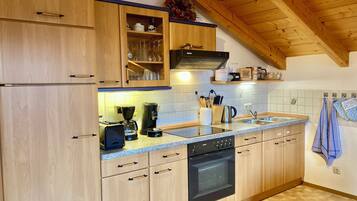 Fridge, oven, stovetop, coffee/tea maker