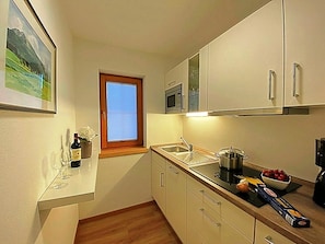Kühlschrank, Mikrowelle, Herdplatte, Geschirrspüler