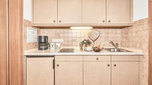 Kaffetrakter/tekoker, kjøleskap, mikrobølgeovn og ovn
