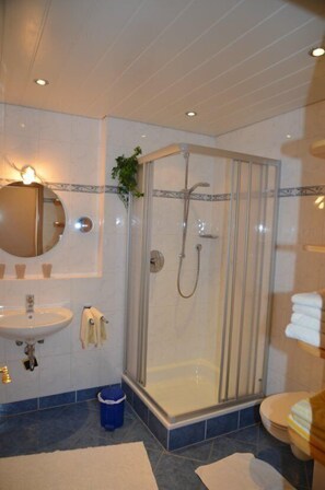 Dusche, Haartrockner, Handtücher