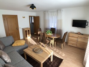 TV - Vacation apartment Gipfelstürmer 90sqm, balcony, kitchen, 2 bedrooms, 1 living room (Ruhpolding)