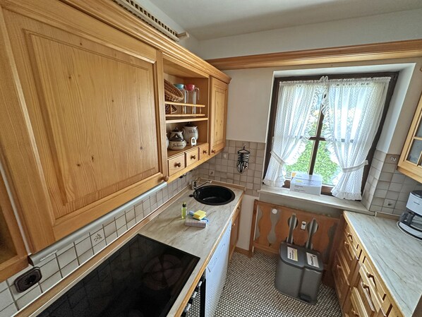 ثلاجة، فرن، موقد طهي مسطح، غسالة أطباق