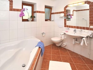 Douche, sèche-cheveux, serviettes fournies