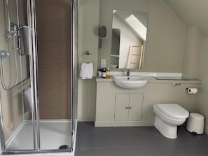 Shower, free toiletries, hair dryer, slippers - The House at Glenbarr (Tarbert)