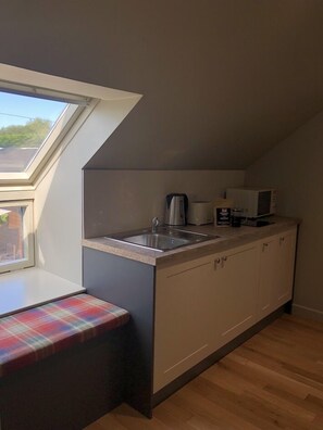 Suite Deluxe | Cocina privada | Cafetera o tetera y hervidor eléctrico