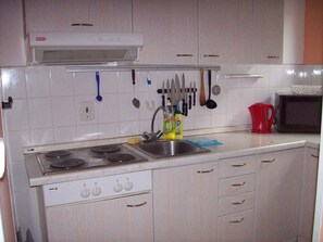 Kylskåp, mikrovågsugn och spishäll