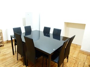Apartment, 2 Bedrooms | In-room dining