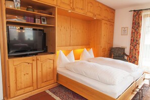 2 bedrooms, internet, bed sheets