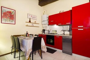 Apartment, 2 Schlafzimmer | Eigene Kochnische | Kühlschrank, Herdplatte, Geschirrspüler, Kochgeschirr/Geschirr/Besteck