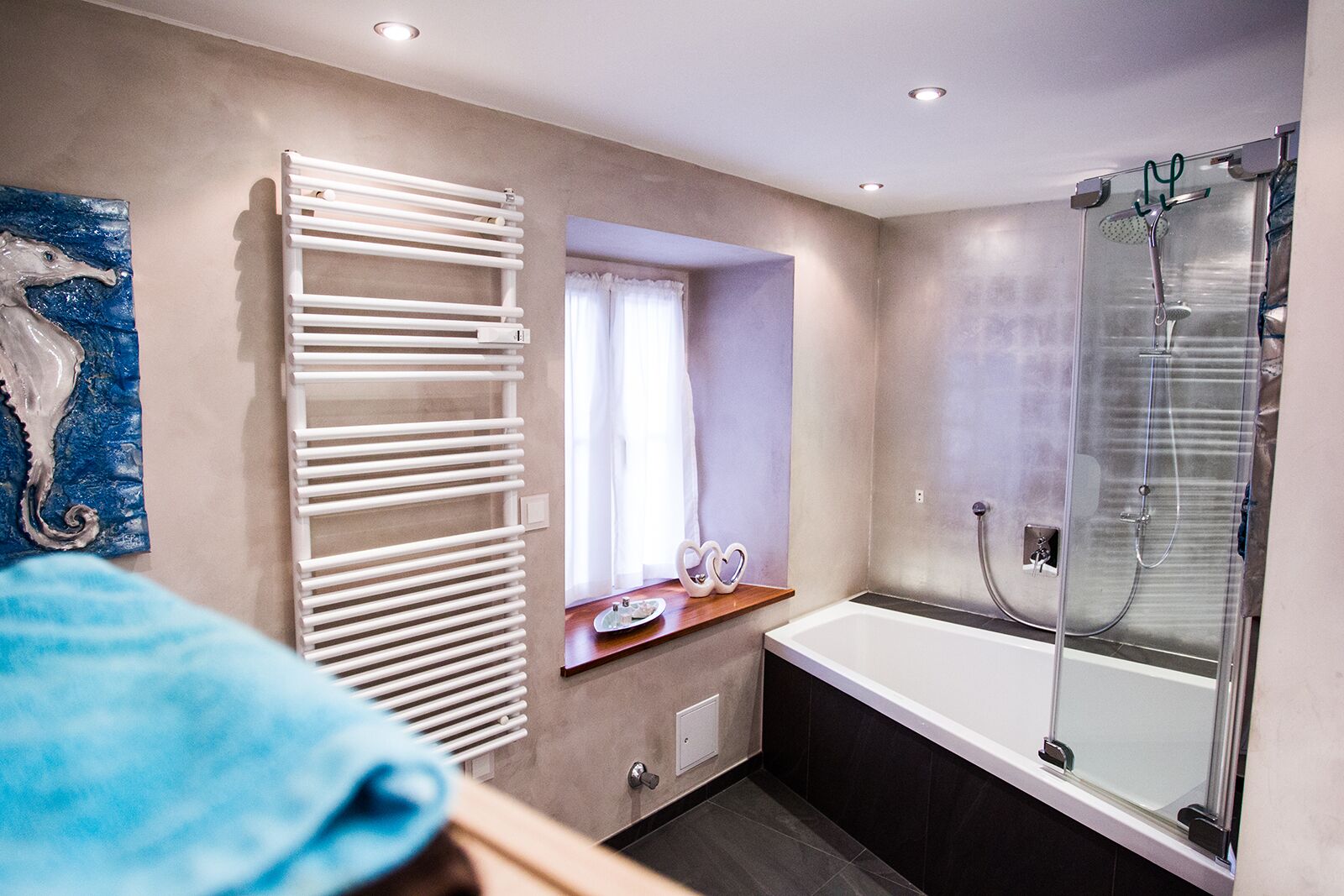 Bathtub, hair dryer, towels