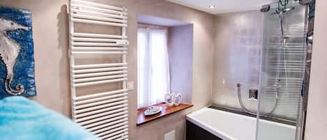 Badewanne, Haartrockner, Handtücher