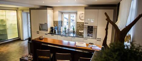 Réfrigérateur, four, plaque de cuisson, lave-vaisselle