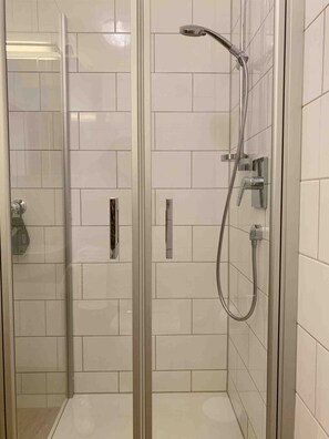 Chuveiro, secador de cabelo, toalhas de banho