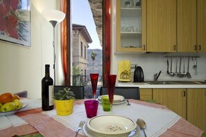 Departamento, 1 habitación | Cocineta privada | Refrigerador, parrilla de estufa y utensilios de cocina 