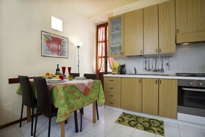 Apartment, 1 Bedroom | Private kitchenette | Fridge, stovetop, cookware/dishes/utensils - Ortalakeflat - Centrale (Orta San Giulio)