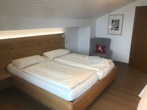 1 bedroom, Internet, bed sheets - Ferienwohnung Nr. 6, 1 bis 2 Personen, 55 qm, 1 Schlafzimmer, Wohnraum mit Schlafcouch, separate Einbauküche, Balkon (Schönau am Königssee)