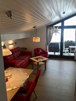 TV, DVD player, ping pong - Ferienwohnung Nr. 6, 1 bis 2 Personen, 55 qm, 1 Schlafzimmer, Wohnraum mit Schlafcouch, separate Einbauküche, Balkon (Schönau am Königssee)