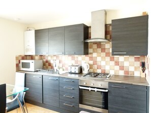 Apartamento | Cocina privada | Frigorífico, microondas, horno y placa de cocina