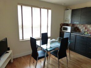 Apartment | Essbereich im Zimmer