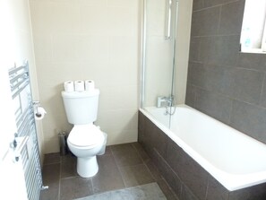 Apartamento | Baño | Ducha y bañera combinadas y secador de pelo