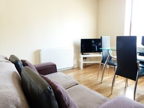 Apartamento | Zona de estar | Una televisión