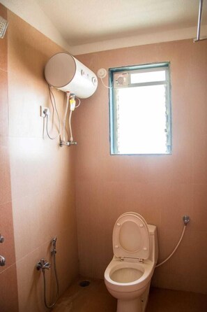 Deluxe kamer | Badkamer | Een hydromassagedouche, designer toiletartikelen, een haardroger