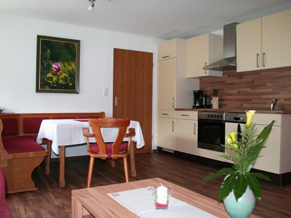 Interior - Ferienwohnung Rose, 2 Personen, 62 m², Dusche/WC, Flat-TV,1 Schlafzimmer, Balkon,Internet,Infrarot-Wärmekabine,Nichtrauch (Ramsau bei Berchtesgaden)