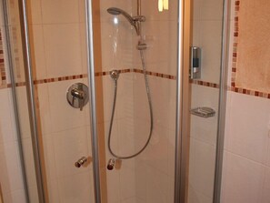 Dusche, Haartrockner, Handtücher