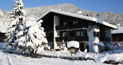 (7) Drei-Raum-Ferienwohnung 65qm, Bad/WC, 2 Extra-Schlafräume, Küche, Balkon