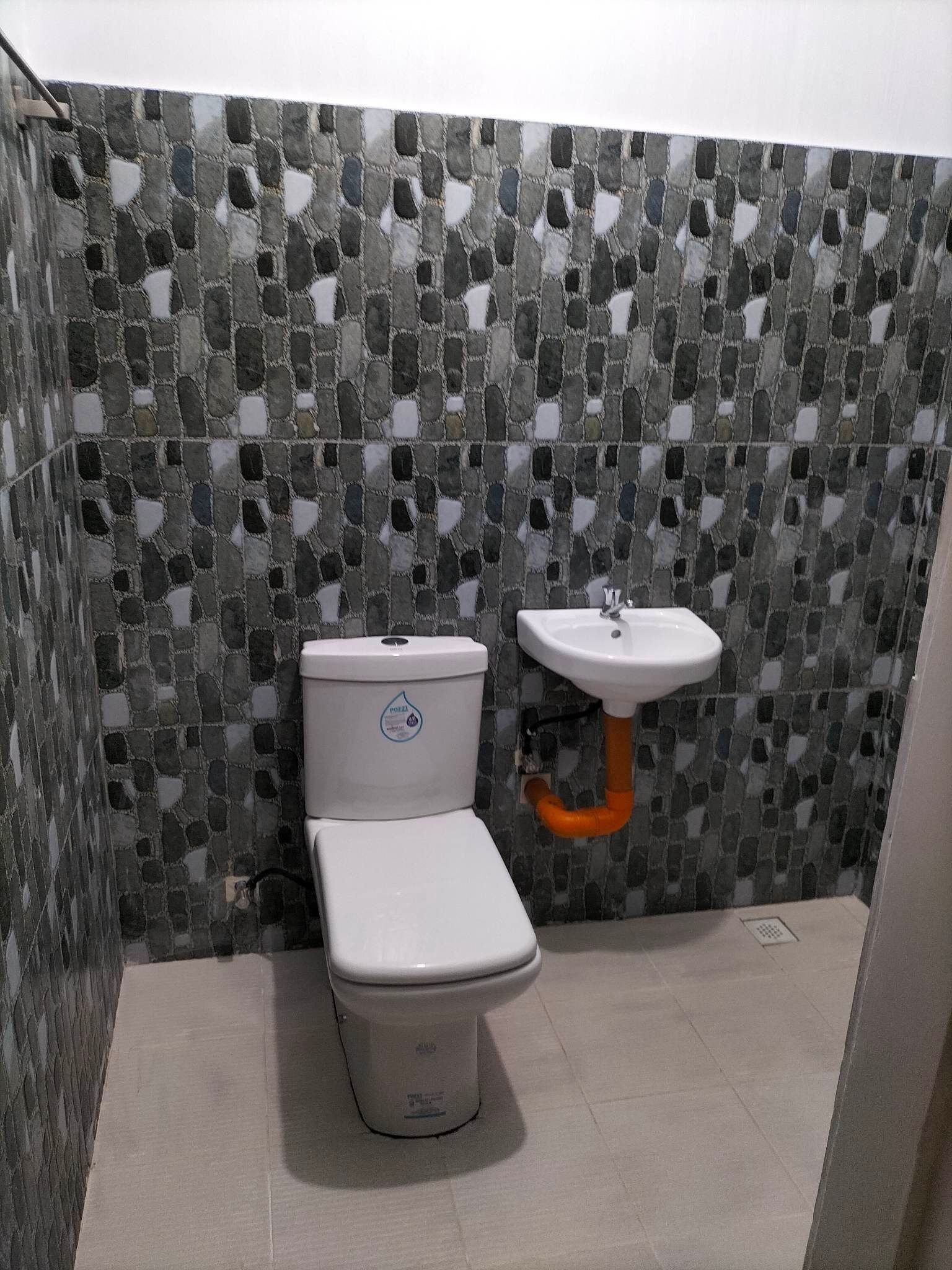 basic double room | bed sheets