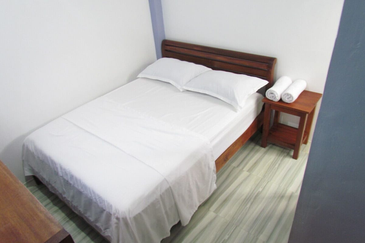 standard double room | bed sheets