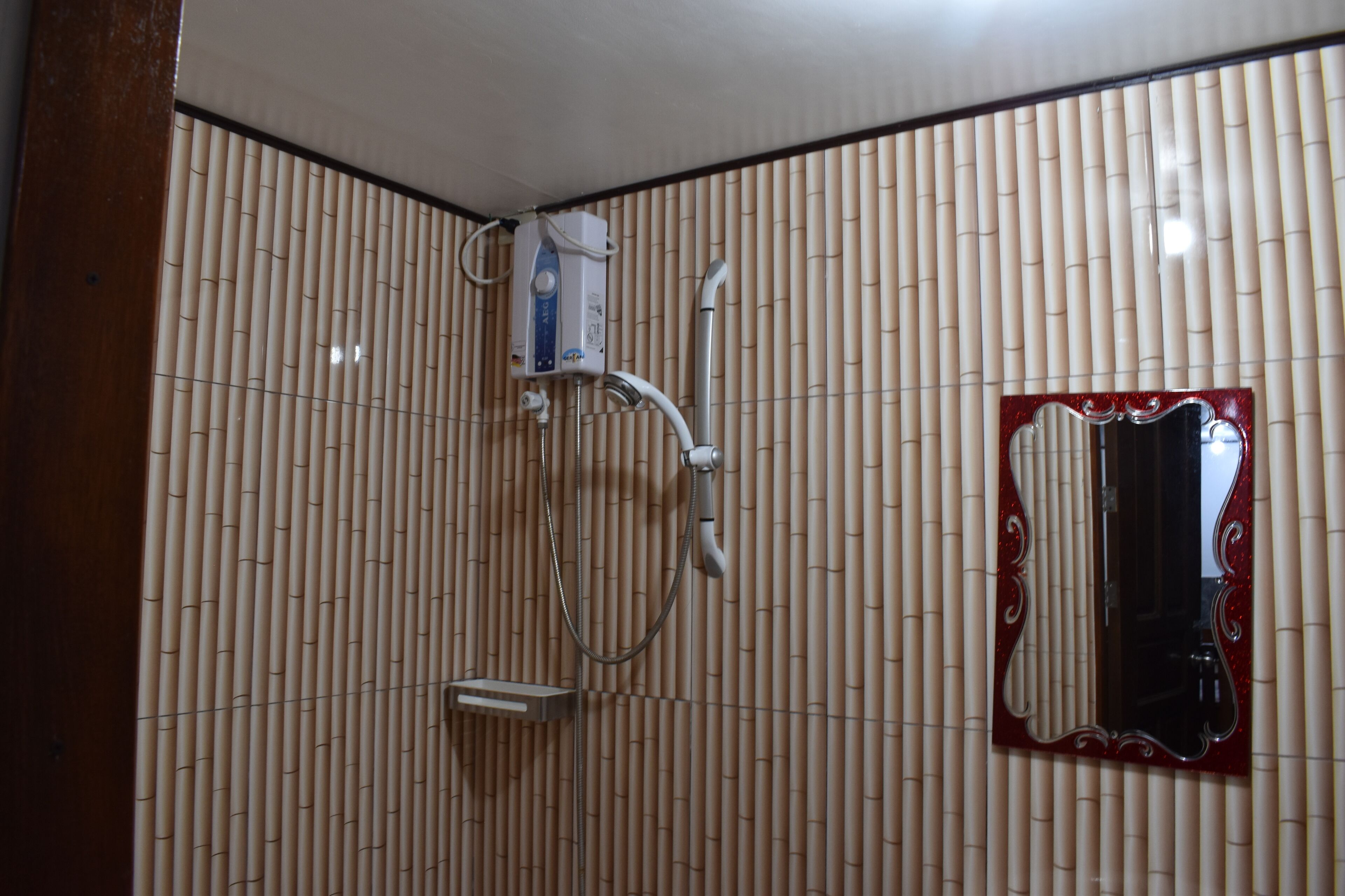 elite studio suite | bathroom | shower, towels