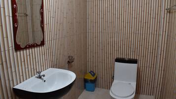 精品开间套房 | 浴室 | 淋浴设施、毛巾