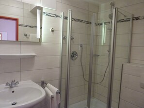Dusche, Haartrockner, Handtücher