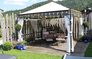 Outdoor dining - Ferienwohnung "Almgenuss"  - Drei-Raum-Wohnung 65m² mit Balkon und Bergblick (Reit im Winkl)