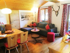 Living area - Ferienwohnung "Almgenuss"  - Drei-Raum-Wohnung 65m² mit Balkon und Bergblick (Reit im Winkl)