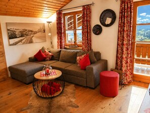 Living area - Ferienwohnung "Almgenuss"  - Drei-Raum-Wohnung 65m² mit Balkon und Bergblick (Reit im Winkl)