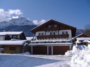Exterior - Ferienwohnung Nr. 5, 48 qm, Nichtraucher, 1 Schlafzimmer, Wohnraum/Kochnische, Balkon, Sat-TV, 4 Sterne, max 3 Personen (Anger)