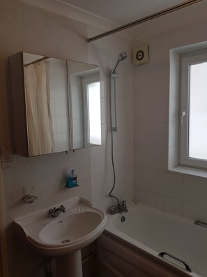 Apartment, 2 Schlafzimmer | Badezimmer | Duschwanne, Haartrockner