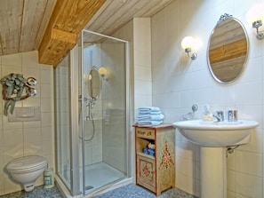 Dusche, Haartrockner, Handtücher