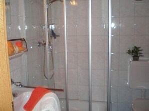 Chuveiro, secador de cabelo, bidê, toalhas de banho