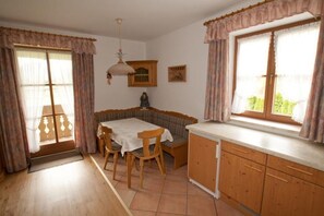 Dining - Well-equipped vacation apartment for 1-3 people with an unobstructed view of nature (Bad Reichenhall)