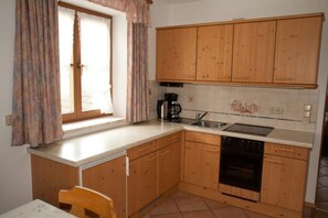 Kühlschrank, Ofen, Herdplatte, Wasserkocher mit Kaffee-/Teezubehör