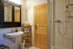 Dusche, Haartrockner, Handtücher