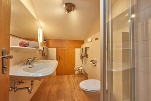 Baignoire, sèche-cheveux, serviettes fournies
